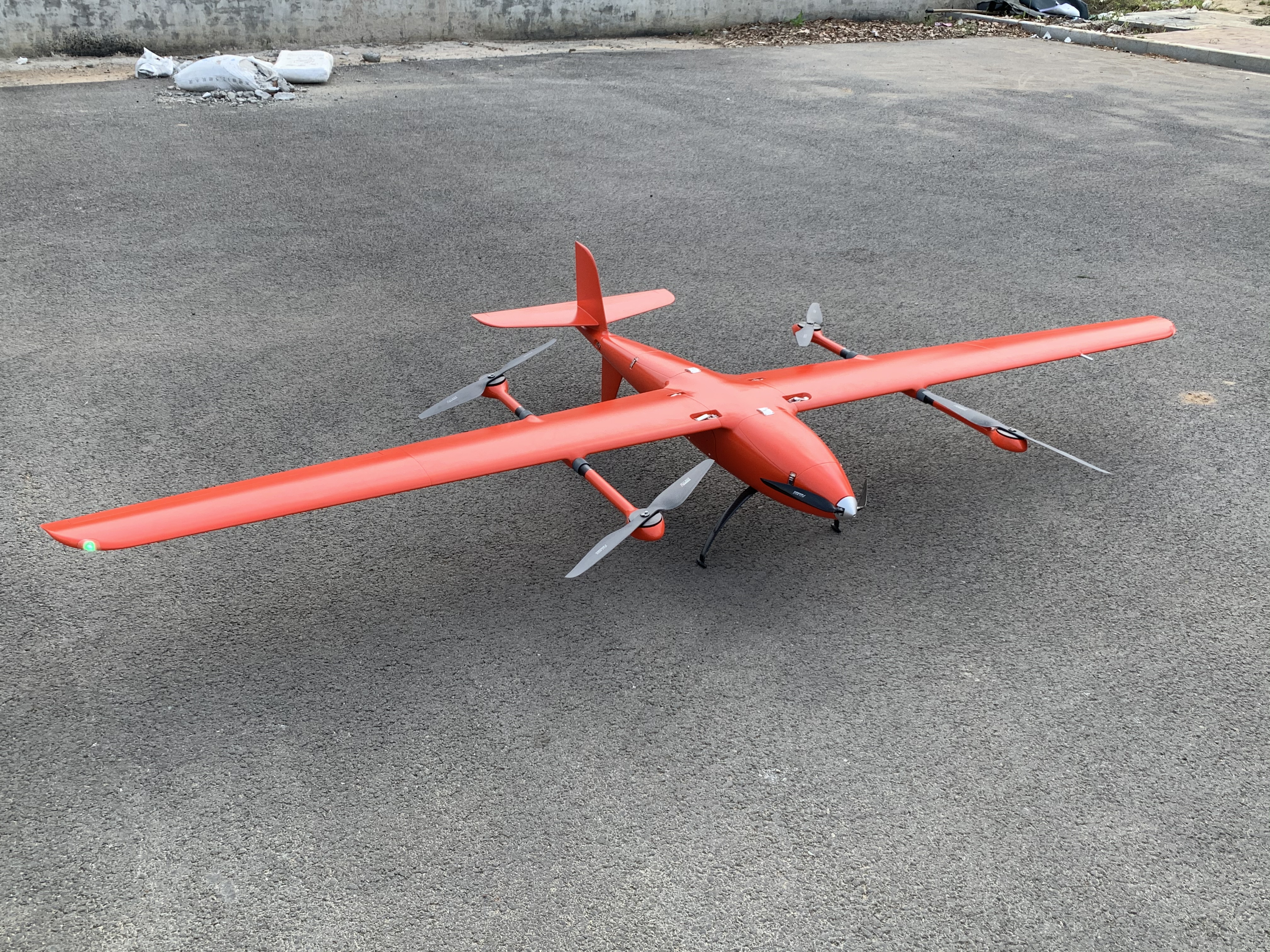 大飛機(jī)航攝(左)<a href='http://www.dd1a.com/typearticle/330-1.html' target='_blank' title='無(wú)人機(jī)航攝'><strong>無(wú)人機(jī)航攝</strong></a>(右)